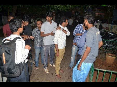 నిరుద్యోగులకు 50లక్షల టోకరా: జంట పరారీ(పిక్చర్స్)