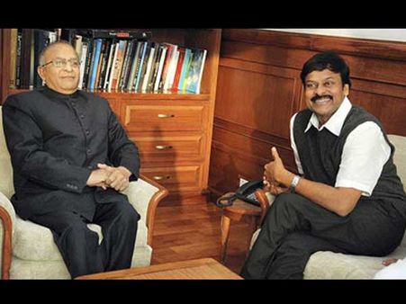 ఇళ్లు ఖాళీచేయండి: చిరంజీవి సహా 16మందికి నోటీసులు