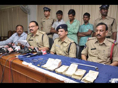 ఐదుగురు దొంగల అరెస్ట్: రూ. 4లక్షలు సీజ్(పిక్చర్స్)