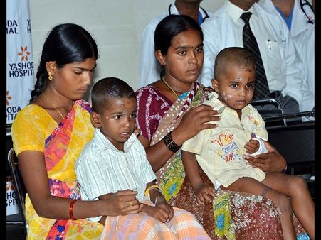 చిన్నారుల డిశ్చార్జ్: కుటుంబసభ్యుల ఆనందం(పిక్చర్స్)