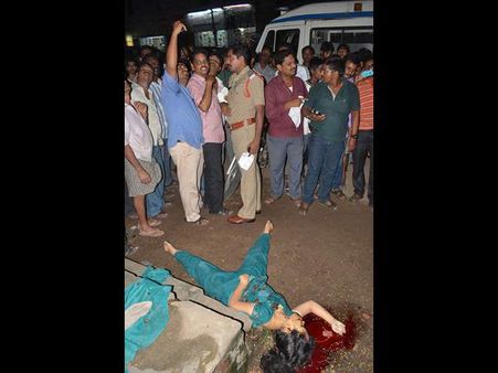 యువతి ఆత్మహత్య, ఫ్యామిలీ ఆరోపణ (పిక్చర్స్)
