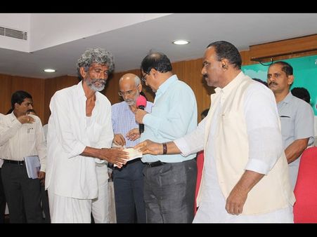 బియాస్ బాధిత ఫ్యామిలీలకు నాయిని చెక్కు (పిక్చర్స్)