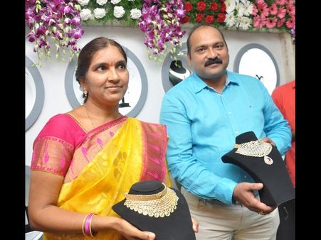 జువెలరీ ఎగ్జిబిషన్ ప్రారంభించిన పద్మాదేవేందర్(పిక్చర్స్)