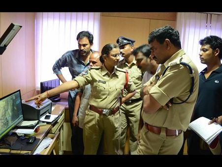 రూ.5 లక్షలు ఎత్తుకెళ్లారు, ఫుటేజీల ఆధారంగా(పిక్చర్స్)