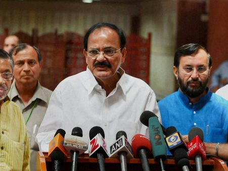 గ్యాప్ లేదు: కెసిఆర్, బాబులతో వెంకయ్య భేటీ