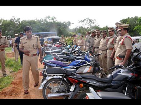 సెర్చ్ ఆపరేషన్:30మంది అరెస్ట్,30బైక్స్..సీజ్(పిక్చర్స్)