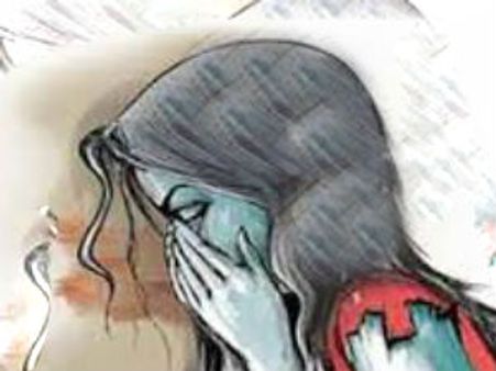 బాలికపై తండ్రి రేప్‌యత్నం: వేధిస్తున్న వ్యక్తిపై కేసు