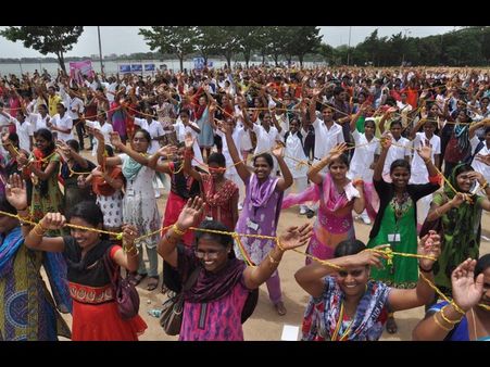 పేద్ద ఫ్రెండ్షిప్ బ్యాండ్: స్నేహితుల సంబరాలు(పిక్చర్స్)