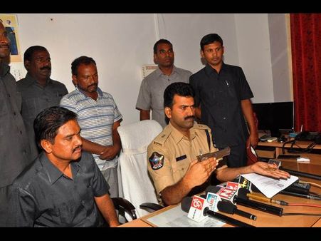 పీపుల్స్‌వార్ మాజీ అరెస్టు, నాటు తుపాకి (పిక్చర్స్)