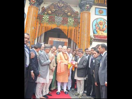 కాషాయ మోడీ, నేపాలీ హృదయాలు గెలిచారు(పిక్చర్స్)