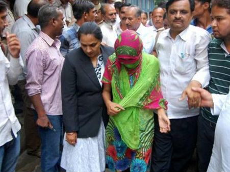 గర్ల్‌ను ఎత్తుకెళ్లి గ్యాంగ్ రేప్, బలవంతంగా మతమార్పిడి!