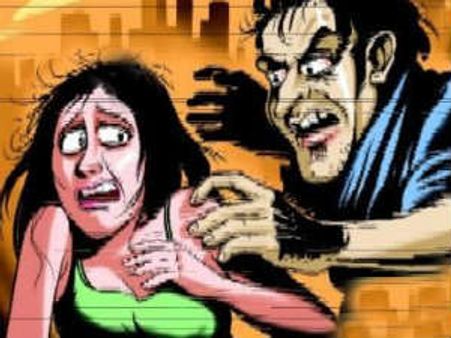 కారులో వచ్చి తల్లిని నెట్టేసి యువతి అపహరణ