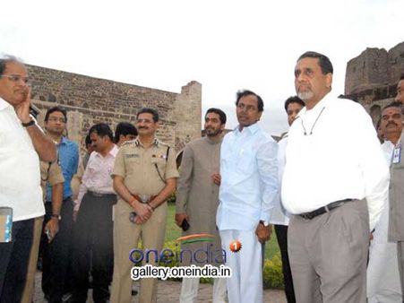 కేసీఆర్‌కు షాక్, మాదేనంటూ గోల్కొండలో ఆర్మీ పహారా