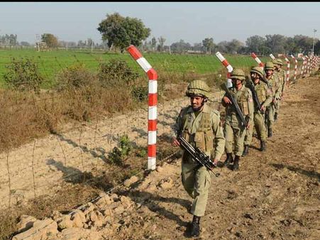 స్నానం సీన్స్ పంపింది..: పాక్ గర్ల్‌కు సైన్యం రహస్యాలు!