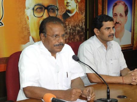 చేతకాక, పత్రికలకి బెదిరింపు:కేసీఆర్‌ని ఏకేసిన ఇంద్రసేన్