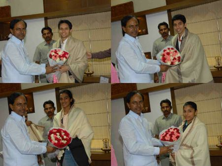 సీఎం కేసీఆర్ నజరానా, గుత్తా జ్వాలా నవ్వింది(పిక్చర్స్)