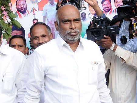 సవాల్: 'ఫాస్ట్'పై హైకోర్టుకు కేసీఆర్ అభిమాని డొక్కా