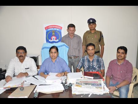 మార్ఫ్డ్‌డ్ న్యూడ్ ఫొటో: భార్యకు భర్త వేధింపులు (ఫొటో)