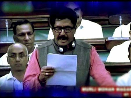 మురళీమోహన్ సెక్సిస్ట్ వ్యాఖ్యలు: లేడీ ఎంపీల నిరసన