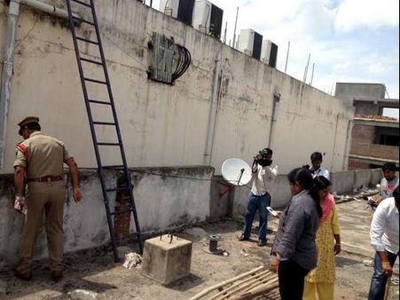 కన్నం వేసి చందన బ్రదర్స్ షాపింగ్ మాల్‌లో చోరీ