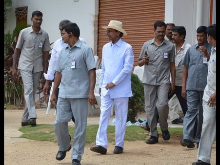 ఫామ్‌హౌస్‌లో కెసిఆర్: టోపీ పెట్టుకుని.. (పిక్చర్స్)