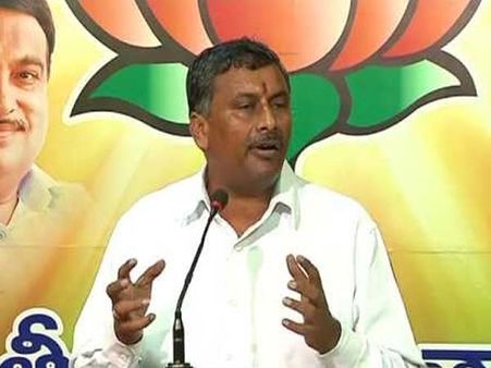 హిట్లర్‌లా, ఓవైసీ బ్రదర్స్ ఆడించినట్లు: కేసీఆర్‌పై బీజేపీ