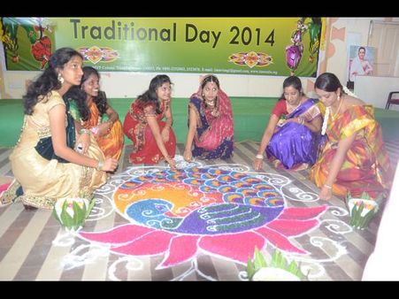 జీన్స్ వదిలేసి ఓణీల్లో, కాళ్లకు పట్టీలతో గర్ల్స్ (పిక్చర్స్)