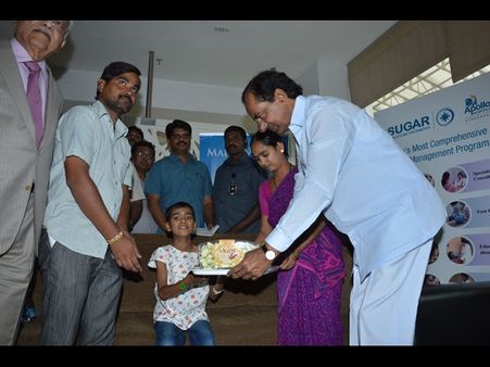 చిన్నారి శరత్ కోరిక తీర్చిన కెసిఆర్ (ఫొటోలు)