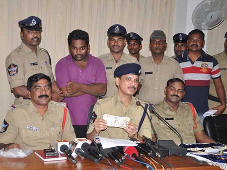 సాయం చేస్తానని ఏటిఎంల చోరీ: దొంగ అరెస్ట్(ఫొటో)