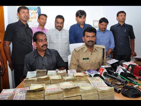 హవాలా రాకెట్ ముఠా పట్టివేత: గుజరాతీలే (పిక్చర్స్)