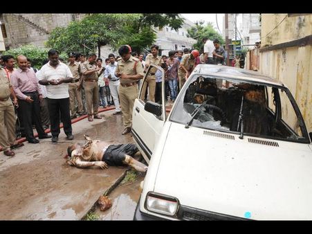 కారులో కాలి బూడిద: గ్యాస్ కిట్టే మింగింది(పిక్చర్స్)