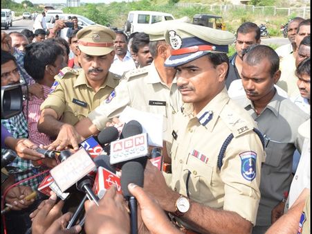 శివ ముఠా: జగ్గూ ప్రేమాయణం, ఫేస్‌బుక్ ఖాతాలు