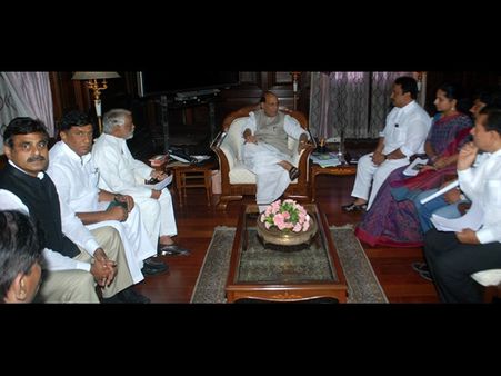 రాజ్‌నాథ్ హామీ: టీఆర్ఎస్ ఎంపీలు హ్యాపీ (పిక్చర్స్)