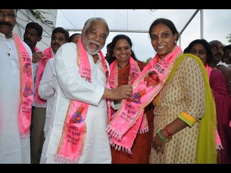 విజయారెడ్డి: ఎంపి కవితతో ముసిముసిగా (పిక్చర్స్)