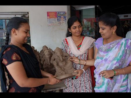 లేపాక్షి షోరూంలో మట్టి వినాయక విగ్రహాలు(పిక్చర్స్)