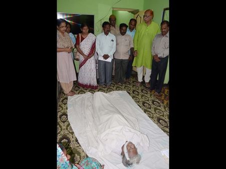 హక్కుల నేత ఎంటి ఖాన్‌కు తుది వీడ్కోలు (పిక్చర్స్)