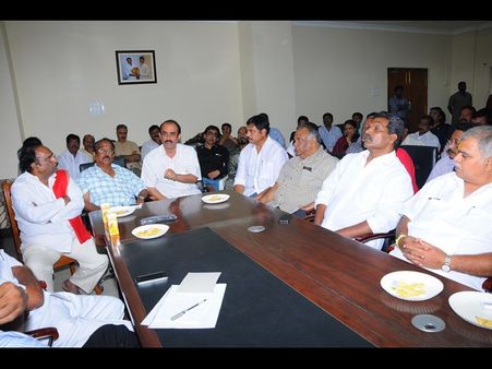  సినీ ప్రముఖలతో గంటా: విశాఖకు షిఫ్ట్? (పిక్చర్స్)