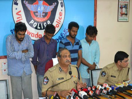 యువతులను మోసపుచ్చి బ్లూఫిల్మ్స్ (ఫొటోలు)
