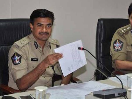 చితకబాదినట్లు వీడియో: స్నేక్ గ్యాంగ్‌పై మరో కేసు