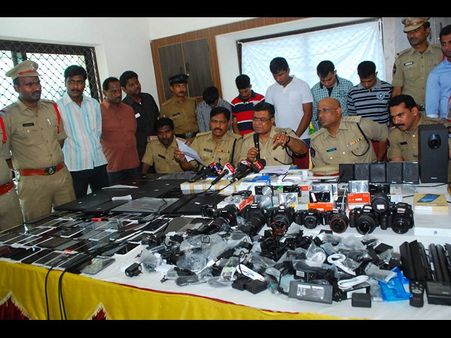 బిగ్ బజార్ చోరీ కేసు నిందితుల పట్టివేత, వీరే (పిక్చర్స్)