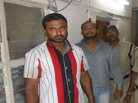 స్నేక్ గ్యాంగ్: ఇన్‌స్పెక్టర్‌పై వేటు, వెనక కథపై దృష్టి