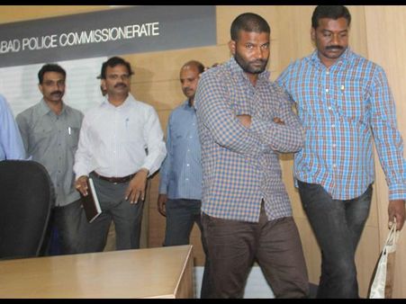 'శివ' హెచ్చరిక: మీడియా ముందు ఎల్లంగౌడ్(పిక్చర్స్)