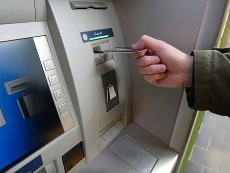 సెక్యూరిటీ గార్డుపై దాడి: ఏటిఎం యంత్రాన్నే ఎత్తుకెళ్లారు!