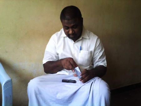 ఫోన్: జైల్లో 'గాలి' కేసు నిందితుడి దర్జా ఇలా..(పిక్చర్స్)