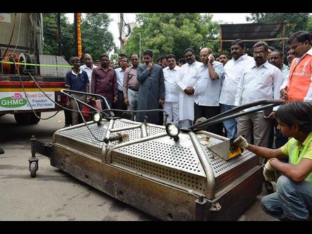 ‘రోడ్ డాక్టర్’: రోడ్లపై గుంతలు ఇలా పూడ్సింది(పిక్చర్స్)
