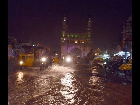 భారీ వర్షం: ఇళ్లల్లో చేరిన నీరు, ఎత్తిపోశారు(పిక్చర్స్)