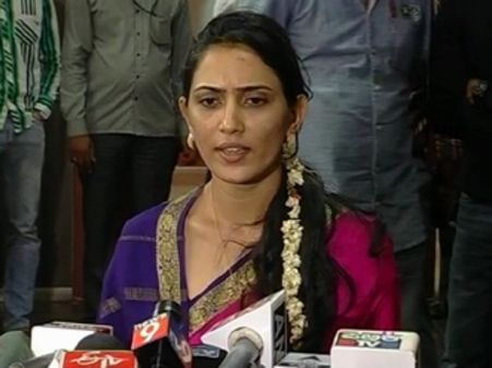 నటి ఫిర్యాదు: సదానంద కొడుక్కి నోటీసు, అరెస్ట్ దాకా..