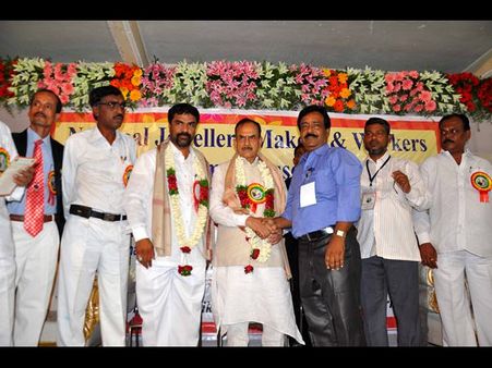 స్వర్ణకారులకు ఐడి కార్డులు: మహమూద్ అలీ(పిక్చర్స్)