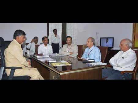 మూడున్నరేళ్లలో: మెట్రోపై శ్రీధరన్‌తో బాబు (పిక్చర్స్)