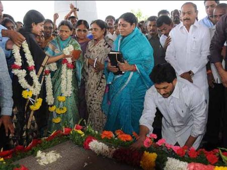వైఎస్‌కు జగన్, షర్మిల సహా ఫ్యామిలీ నివాళి